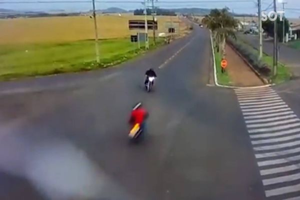 Imagem referente a notícia: Vídeo registra momento em que motocicletas colidem frontalmente em Itaipulândia