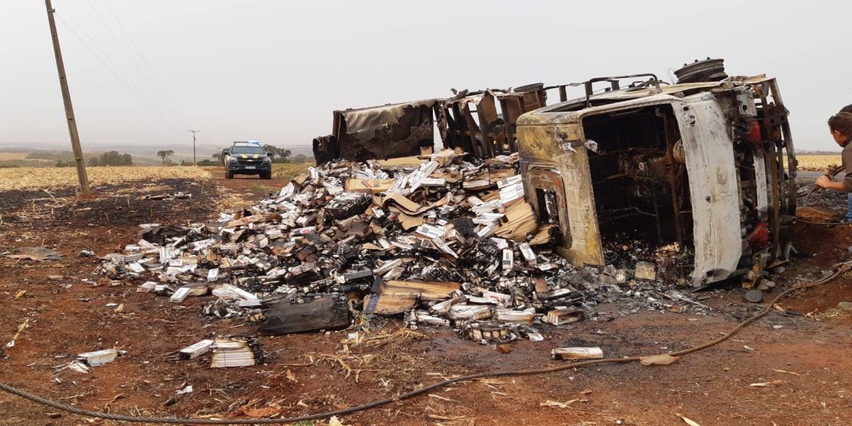 Três homens são presos pela PRF enquanto saqueavam carga incendiada de cigarros contrabandeados