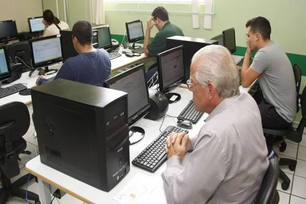 Foto relacionada a notícia: Estão abertas as inscrições para exames de conclusão de disciplinas e semestres da EJA
