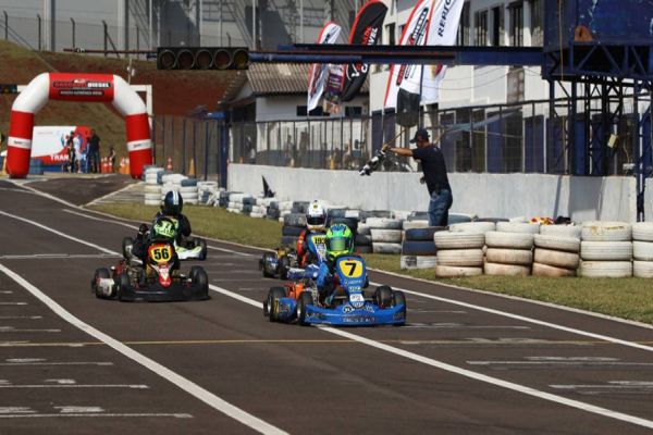 Imagem referente a notícia: Cinco kartistas comemoram primeira vitória no Metropolitano de Cascavel