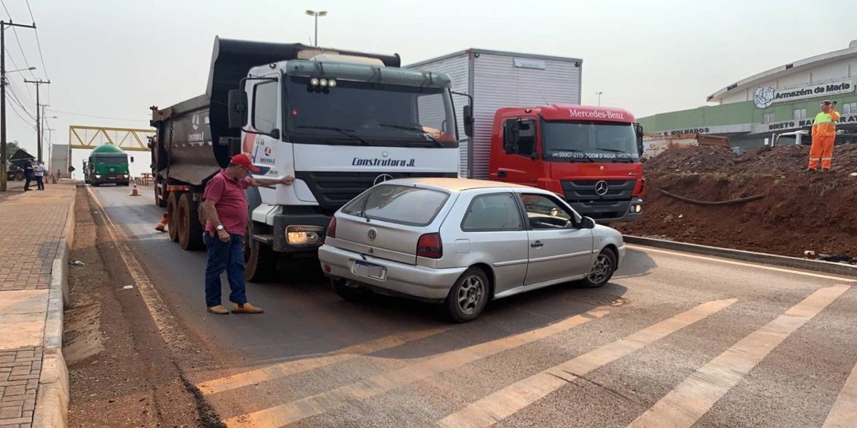Caminhão arrasta Gol após colisão de trânsito na BR-277 no Trevo Cataratas em Cascavel