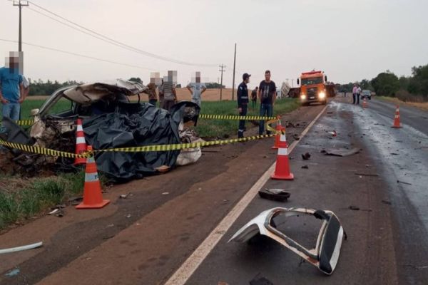 Imagem referente a notícia: Batida frontal entre carro e caminhão deixa uma vítima fatal na BR-373