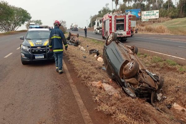 Após forte colisão, carros capotam na BR-467 entre Toledo e Cascavel