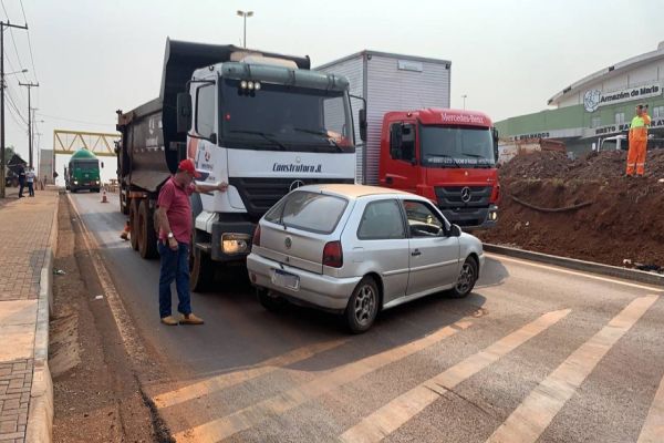 Imagem referente a notícia: Caminhão arrasta Gol após colisão de trânsito na BR-277 no Trevo Cataratas em Cascavel