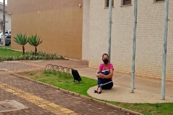 Mulher se acorrenta em frente ao Fórum de Toledo para pedir soltura do filho