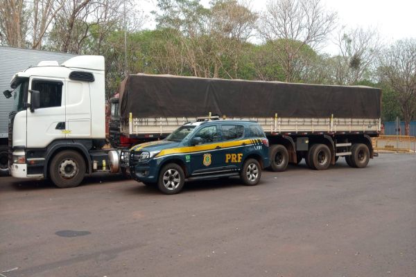 Imagem referente a notícia: PRF apreende em duas ocorrências 750 mil maços de cigarros na região oeste do Paraná