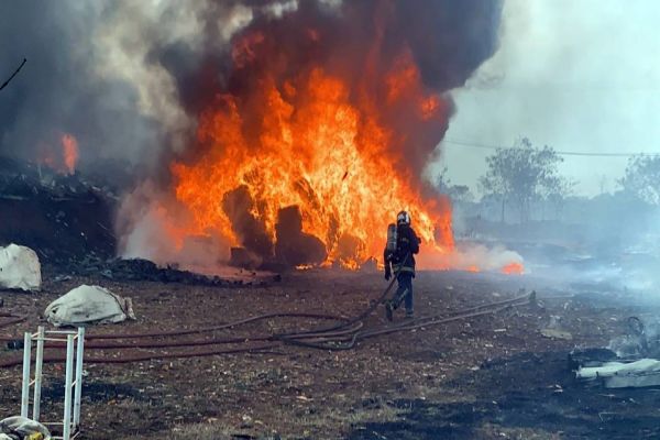 Imagem referente a notícia: Incêndio de grandes proporções foi registrado em depósito de reciclável na BR-277
