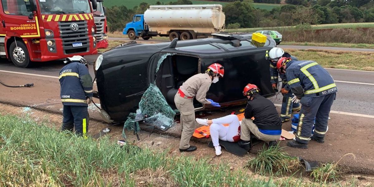 Mulher perde controle da direção, colide contra barranco e capota as margens da BR-467