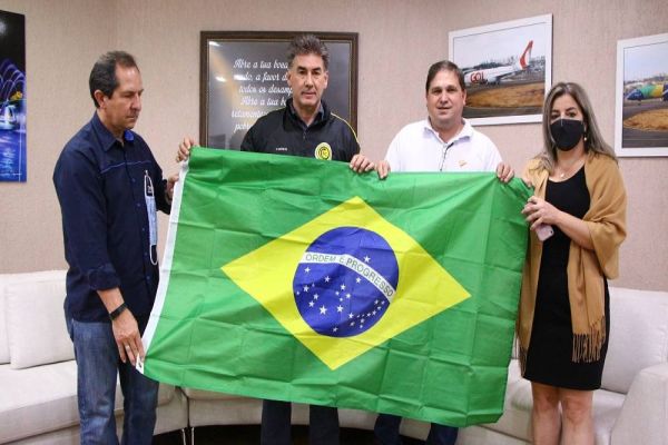 FC Cascavel doa 200 bandeiras para o 7 de setembro