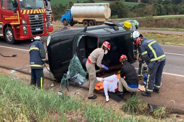 Imagem referente a notícia: Mulher perde controle da direção, colide contra barranco e capota as margens da BR-467