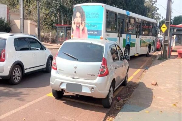 Fique ligado: estacionar na parada do ônibus caracteriza infração de trânsito