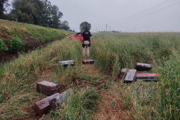 Imagem referente a notícia: PRF apreende grande quantidade de droga após tentativa de fuga na BR-369