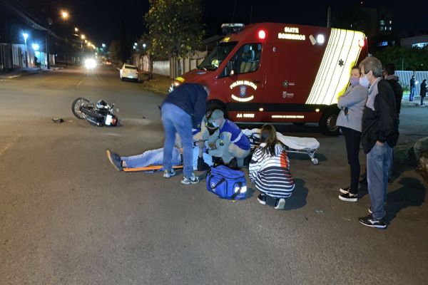 Imagem referente a notícia: Motociclista fica ferido após colisão de trânsito na região central de Cascavel