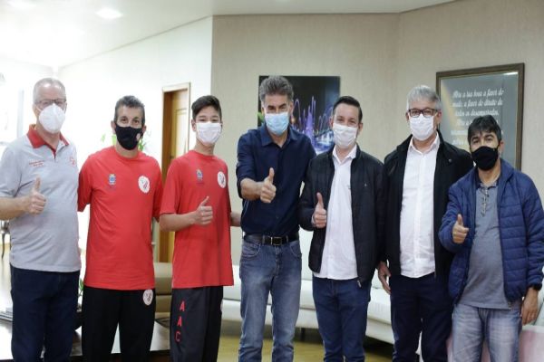 Imagem referente a notícia: Paranhos recebe atleta convocado para a Seleção Brasileira Juvenil de Natação