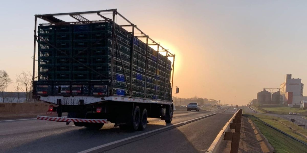 Caminhão quebra e deixa trânsito lento no Trevo Cataratas