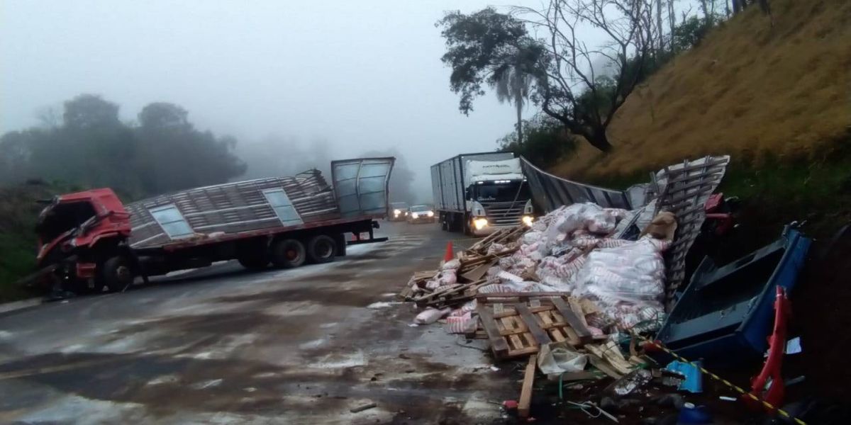 Baú de Caminhão tomba sobre automóvel após grave acidente na BR-373 e deixa uma vitima fatal
