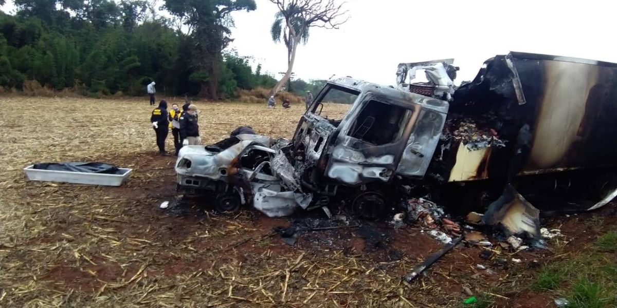 Após colisão, caminhão e carro pegam fogo na BR-158 e uma pessoa morre carbonizada