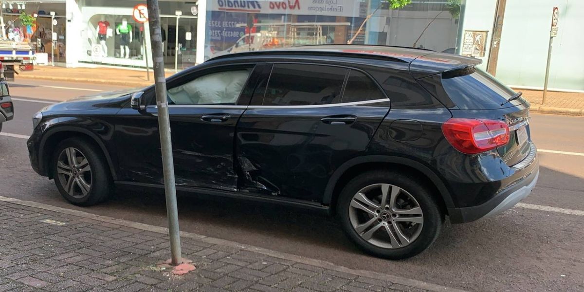 Colisão de trânsito é registrado na Rua Duque de Caxias no Centro de Cascavel