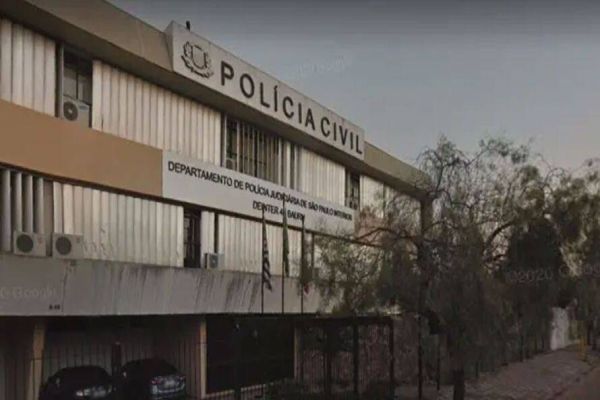 Imagem referente a notícia: Menino de 2 anos morre asfixiado após babá deixá-lo em carro