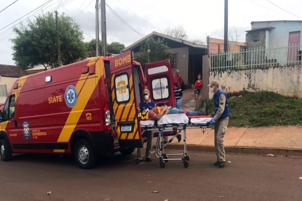 Imagem referente a notícia: Homem cai de telhado e fica ferido no Bairro Cascavel Velho