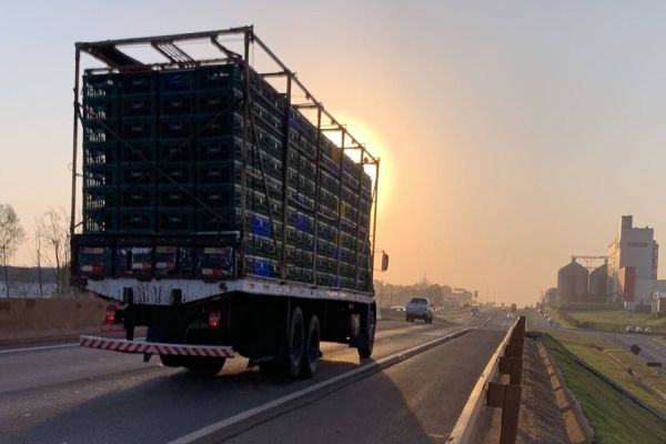 Caminhão quebra e deixa trânsito lento no Trevo Cataratas
