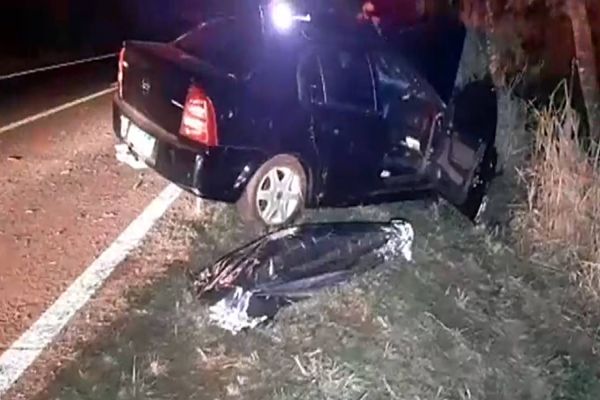 Imagem referente a notícia: Jovem de 24 anos morre após colidir violentamente em árvore na PR-586