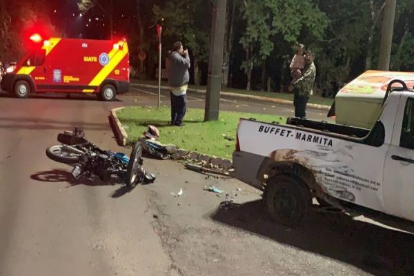 Imagem referente a notícia: Moto fica destruída em colisão de trânsito no Bairro São Cristóvão em Cascavel