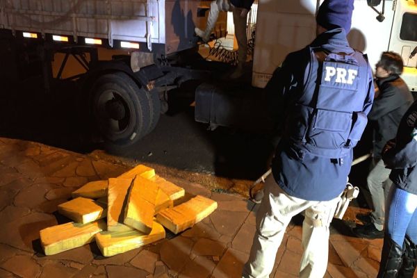 Imagem referente a notícia: Denarc e PRF apreende grande quantidade de maconha na BR-277 em Cascavel