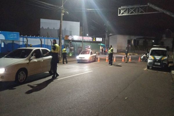 Operação Bloqueio: PM recolhe 3 veículos por débitos e alterações de características na Rua Paraná