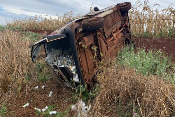 Imagem referente a notícia: Veículo carregado de latas de cerveja capota na rodovia PR-491