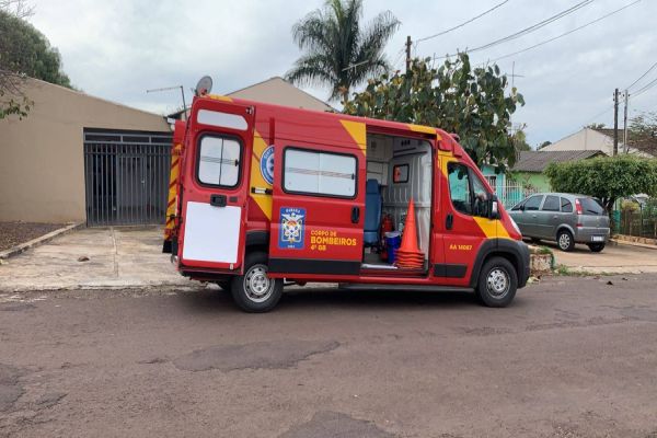 Imagem referente a notícia: Mulher de 52 anos fica ferida após cair da escada no Bairro Brasília em Cascavel