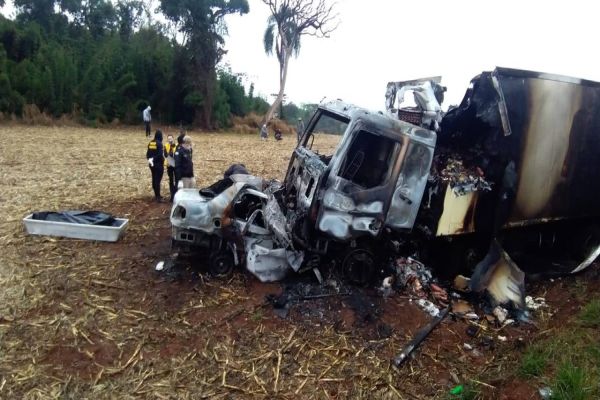 Imagem referente a notícia: Após colisão, caminhão e carro pegam fogo na BR-158 e uma pessoa morre carbonizada