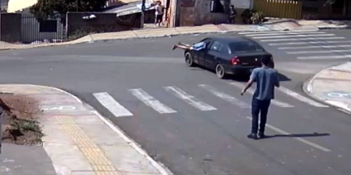 Homem pula em janela de carro desgovernado e para veículo antes de casas serem atingidas no Paraná