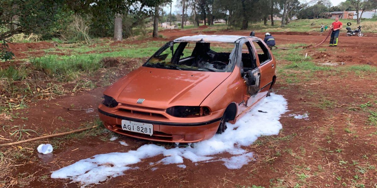 Palio fica totalmente destruído na Rua Mutum no Loteamento Clarito em Cascavel