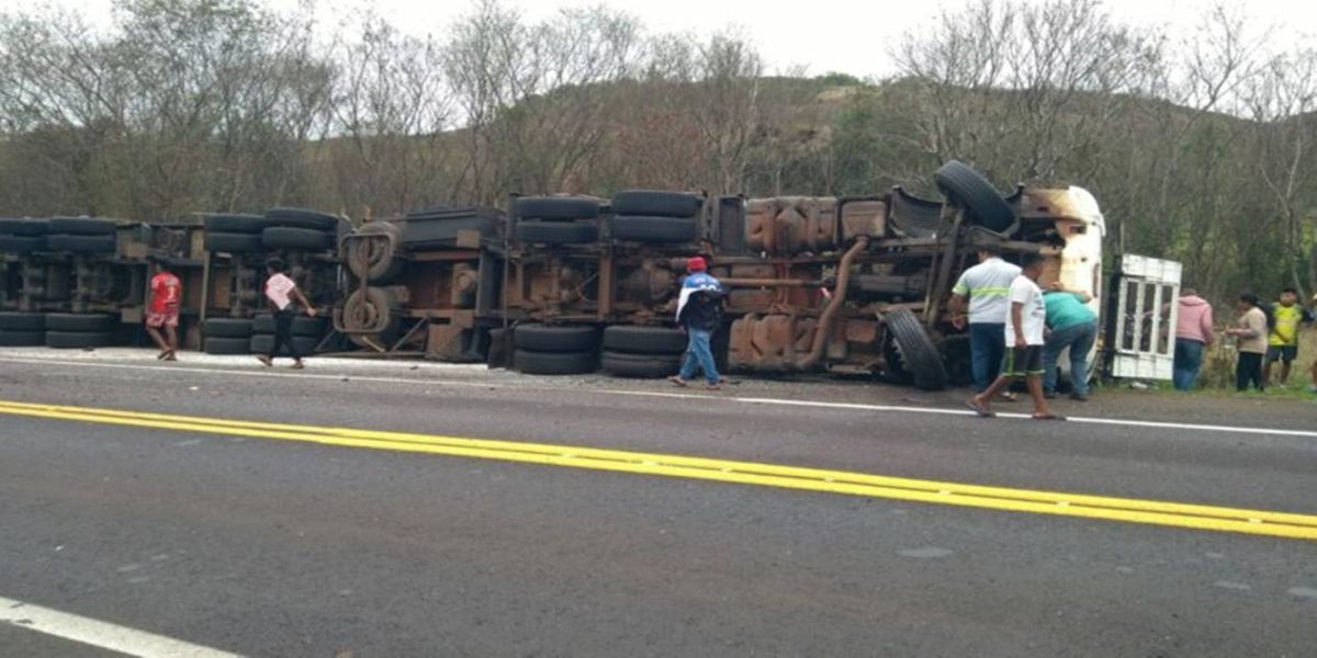Carreta tomba em Nova Laranjeiras e carga é saqueada