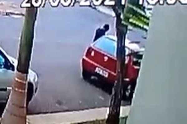 Imagem referente a notícia: Gol é furtado na Rua Riachuelo no centro de Cascavel e câmeras de segurança registram toda a ação