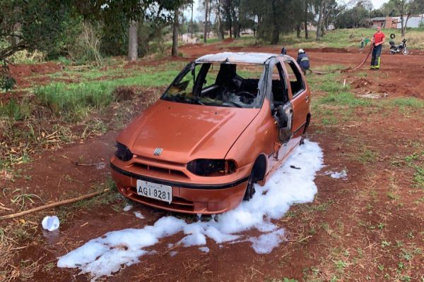 Imagem referente a notícia: Palio fica totalmente destruído na Rua Mutum no Loteamento Clarito em Cascavel