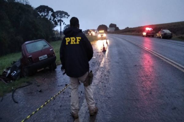PRF de Ponta Grossa atende  acidente com óbitos na BR 373, em Imbituva