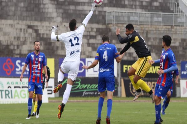 Imagem referente a notícia: Com dois gols do zagueiro Afonso, FC Cascavel vence Marcílio Dias e segue invicto na Série D