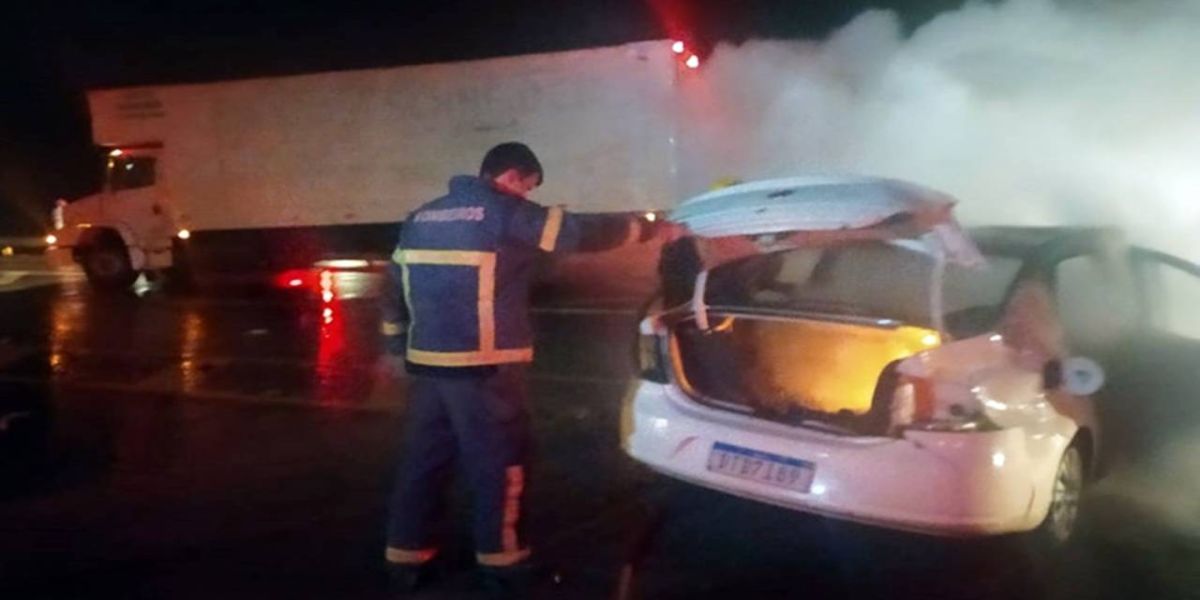 Após colisão, motorista consegue retirar mulher de veículo que pegava fogo no PR
