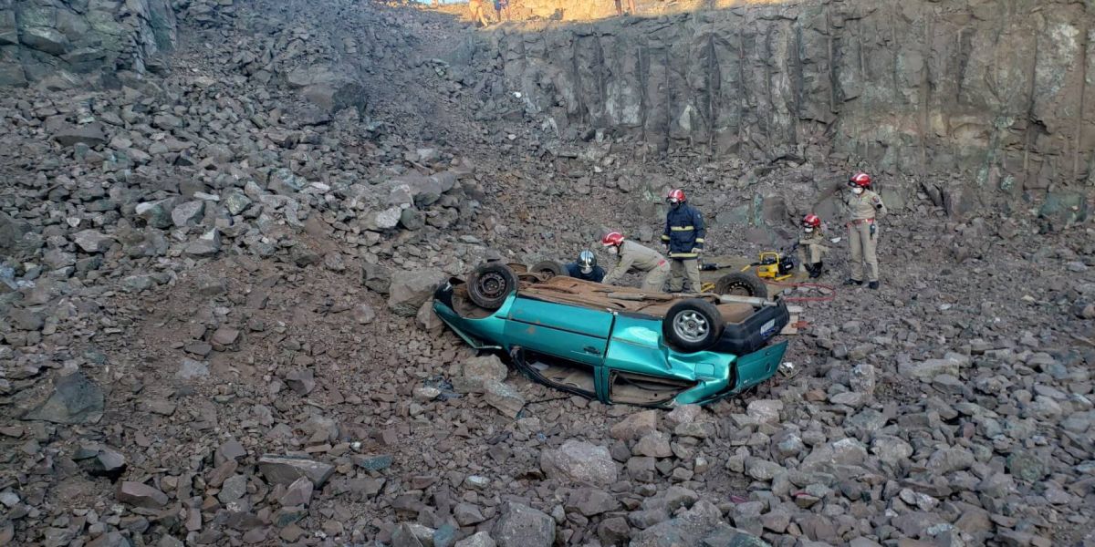 Homem morre após cair com veículo nas obras da trincheira na PR-483
