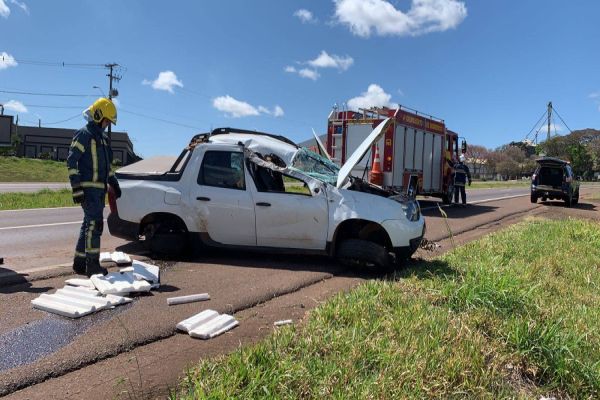 Imagem referente a notícia: Renault Oroch capota na BR-467 no Loteamento Novo Milênio