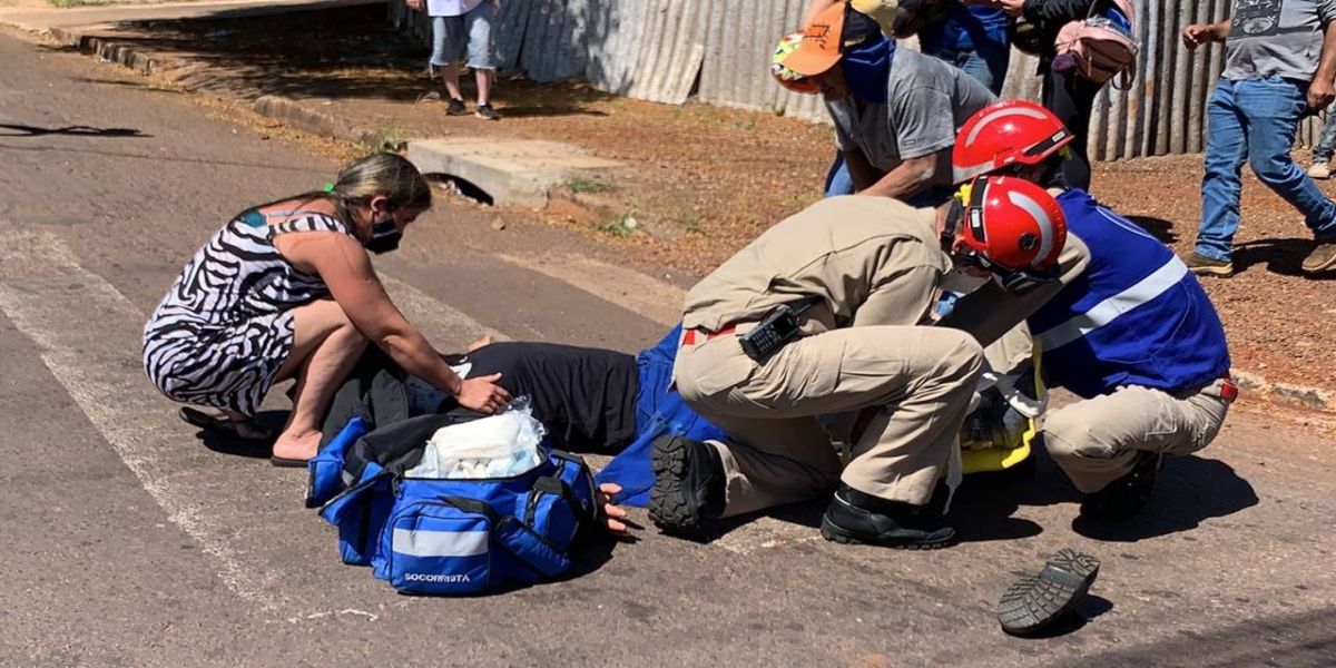 Homem fica ferido após pneu de moto furar e cair na Rua Ipanema em Cascavel