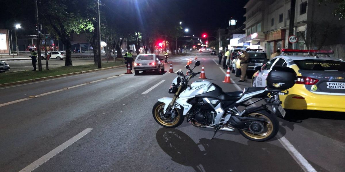 Operação Bloqueio recolhe 3 veículos por débitos e alterações de características na Av. Brasil