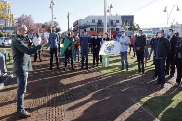 Cristãos se unem para orar por Cascavel na Praça da Bíblia