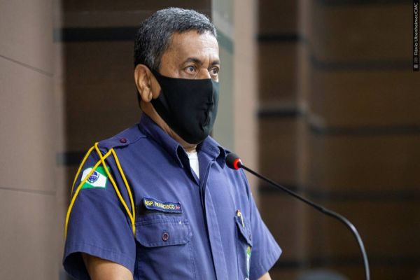 Câmara homenageia guarda que restituiu dinheiro perdido a família haitiana