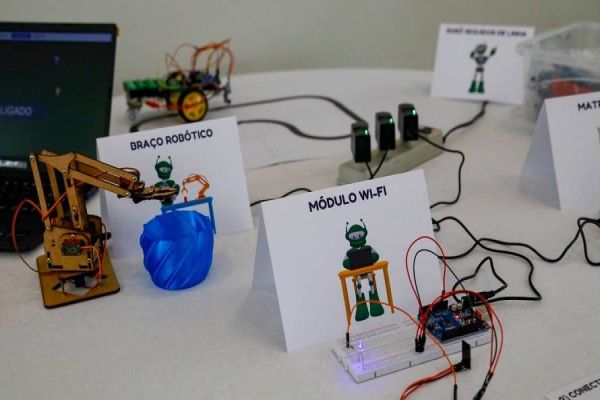 R$ 315 mil: Pacheco destina kits de robótica a nove colégios estaduais