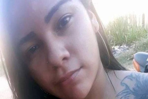 Jovem morre após receber descarga elétrica de celular conectado à tomada