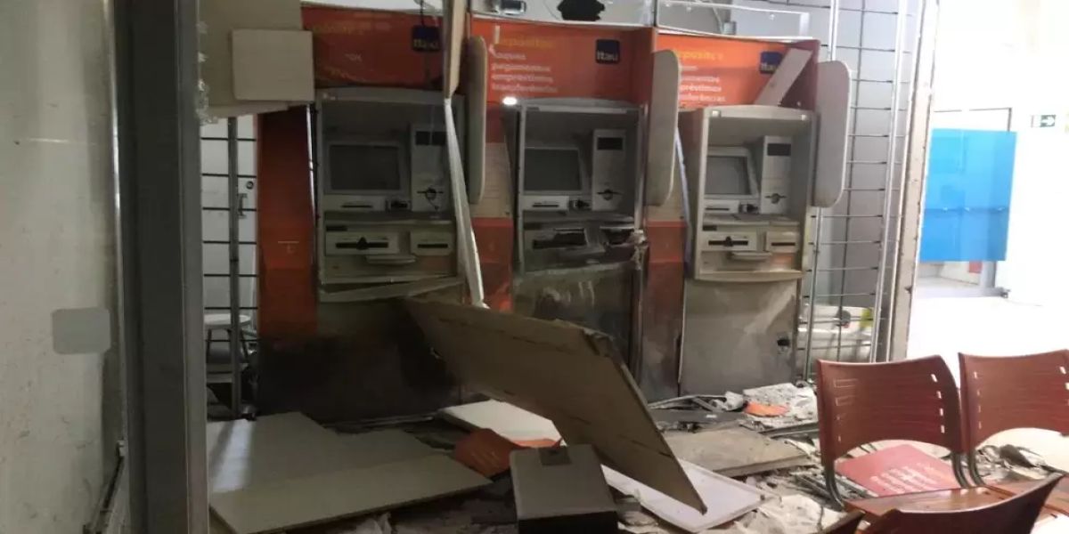 Quadrilha invade agência bancária e usa explosivos para estourar caixas eletrônicos em Mariluz no PR
