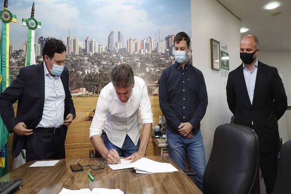 Cohavel: Paranhos sanciona lei que prevê isenção de juros e multas para mutuários inadimplentes